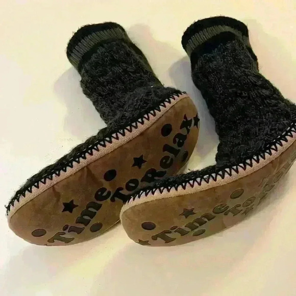 Cozy Look Slippers Indoor Socks, Soft Gripper Soles, Thick Cozy Sherpa Size M/L​ - Picture 1 of 5